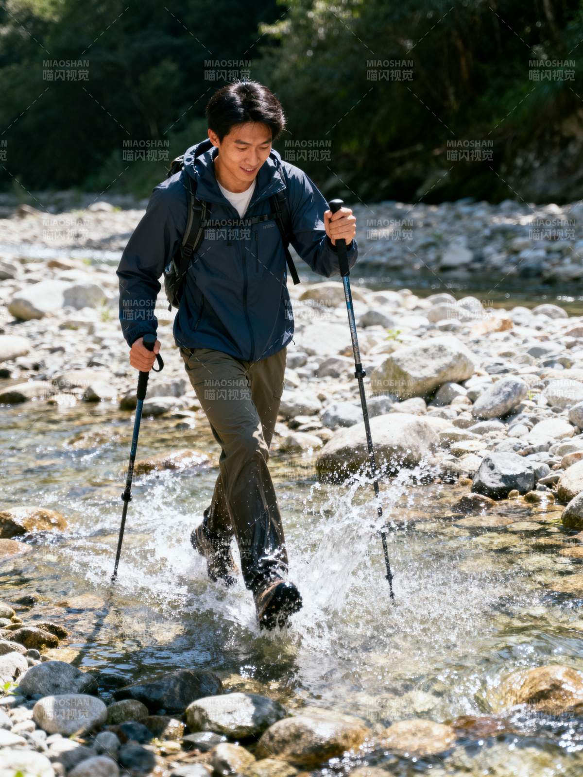 徒步涉水行图片