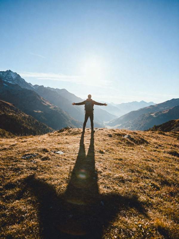 山顶拥抱阳光图片