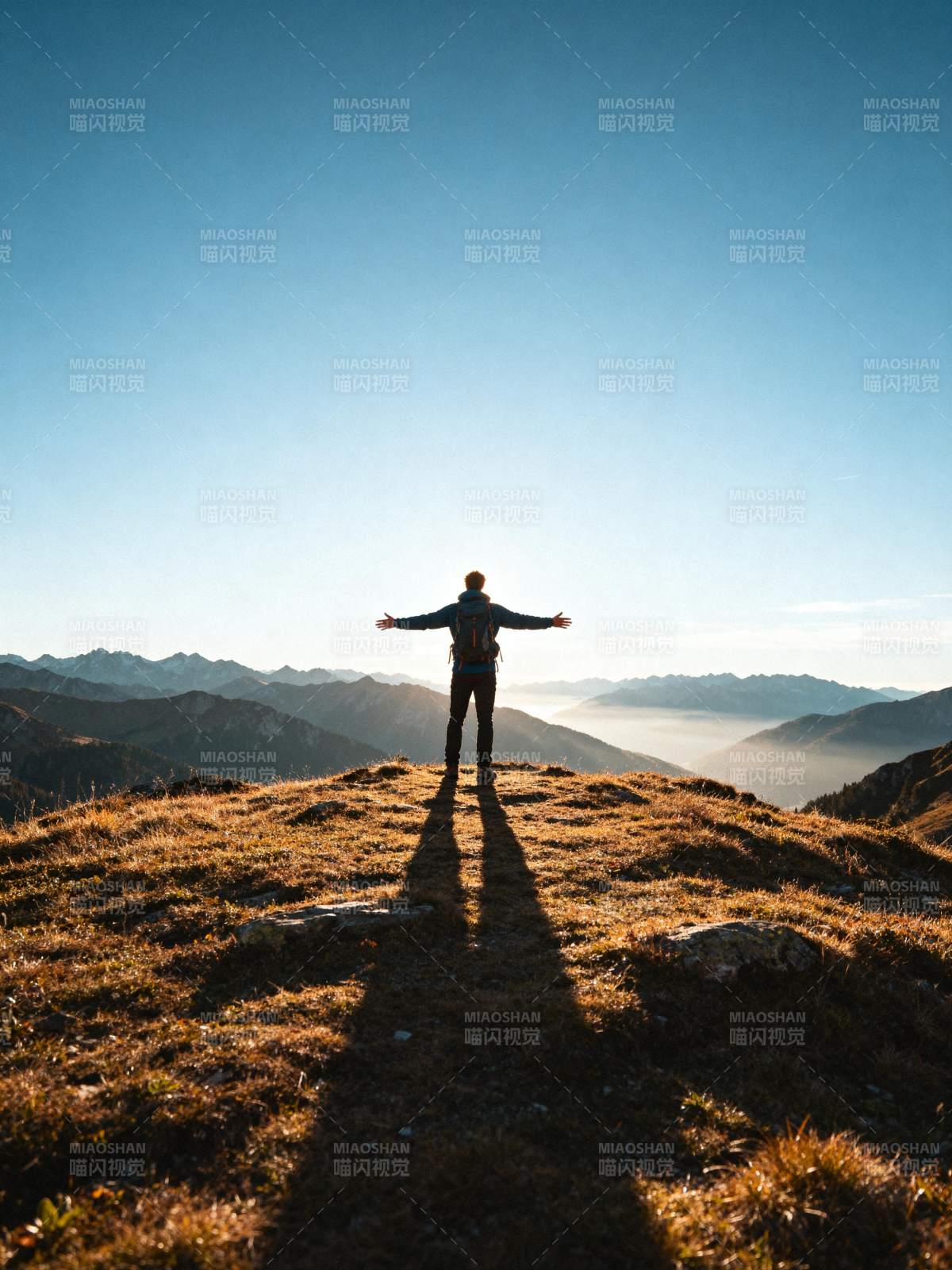 登顶远眺 心旷神怡图片