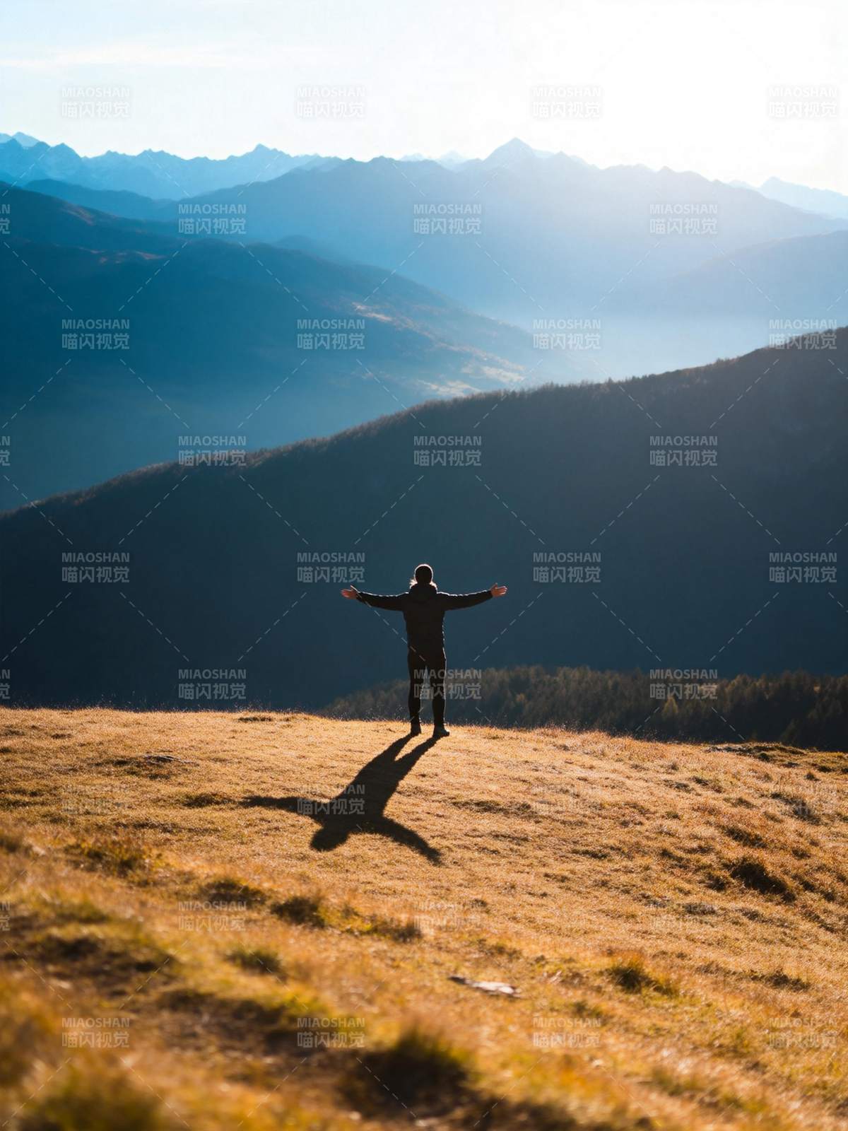 山巅拥抱自然图片