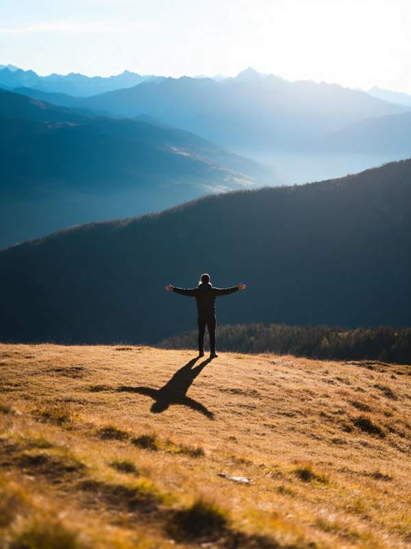 山巅拥抱自然图片