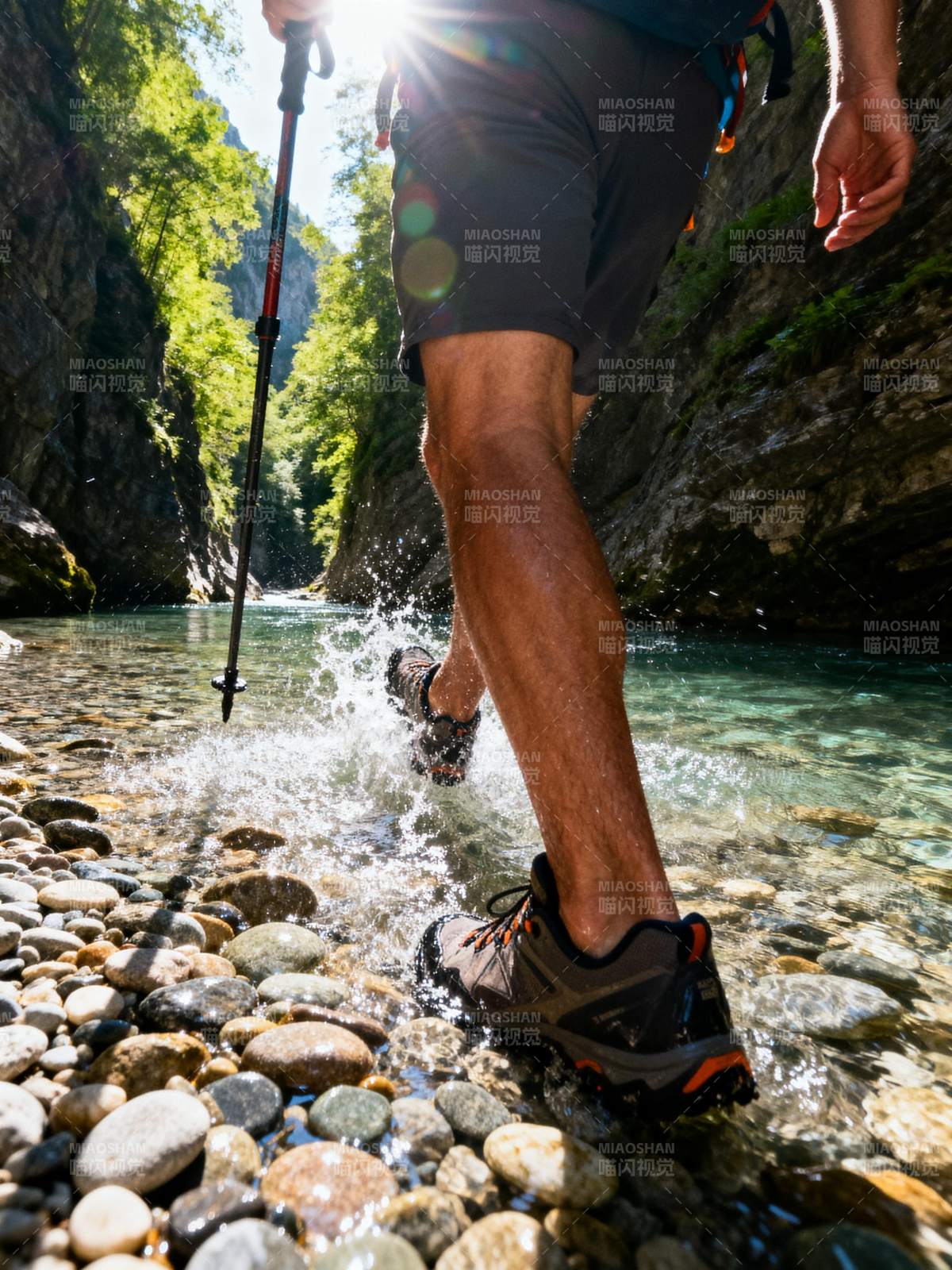 徒步穿越溪流图片