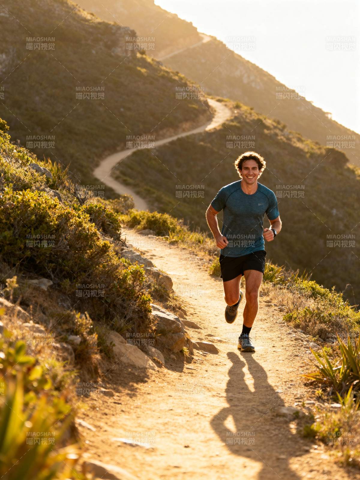 山径奔跑 阳光相伴图片