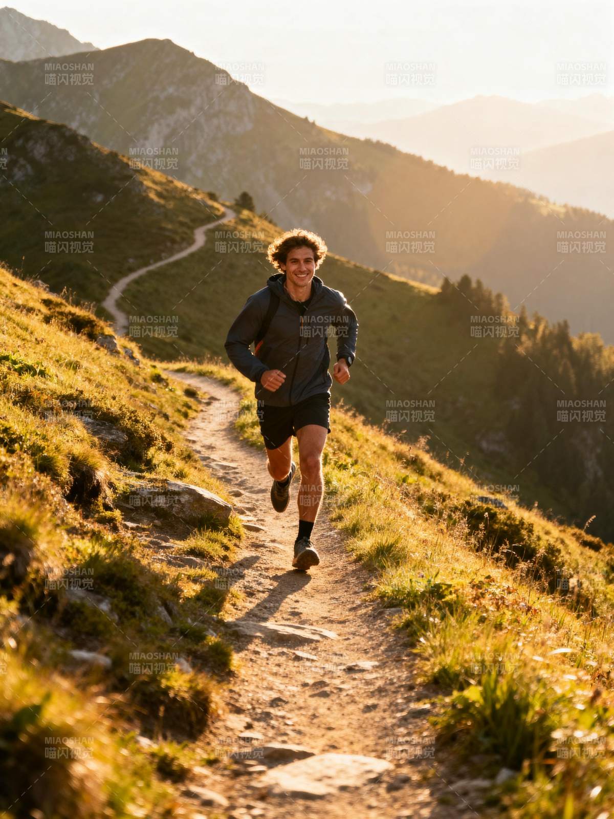 山间奔跑的青年图片