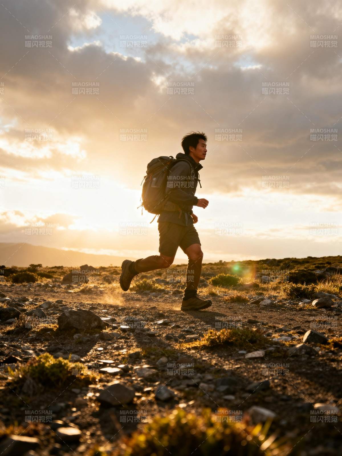 夕阳下的徒步者图片