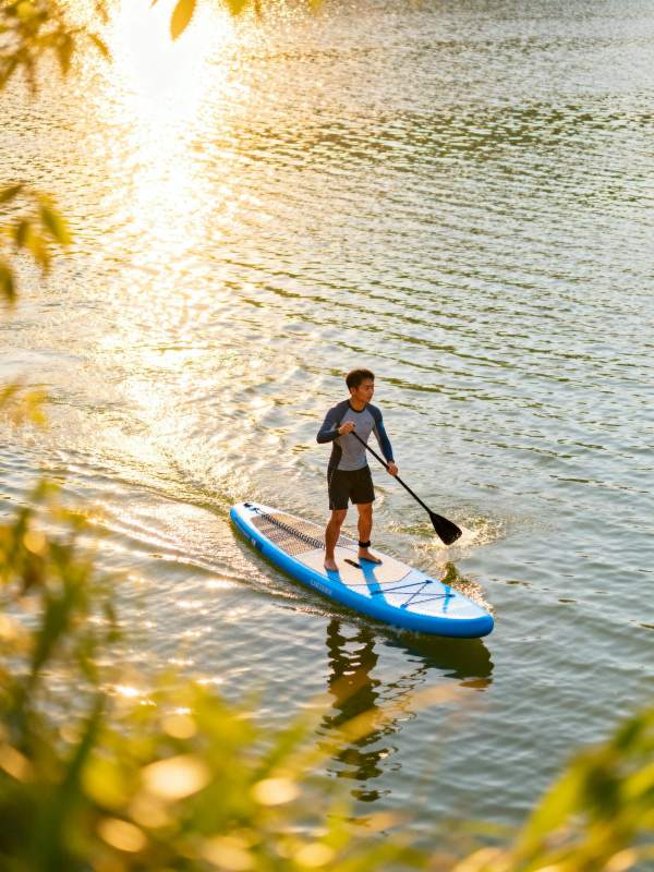 湖上划桨少年图片