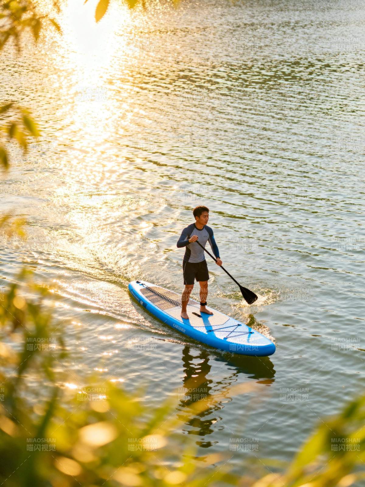 湖上划桨少年图片