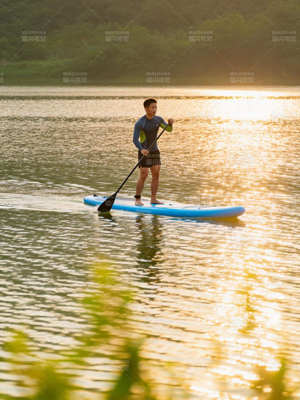 湖上桨板夕阳行图片