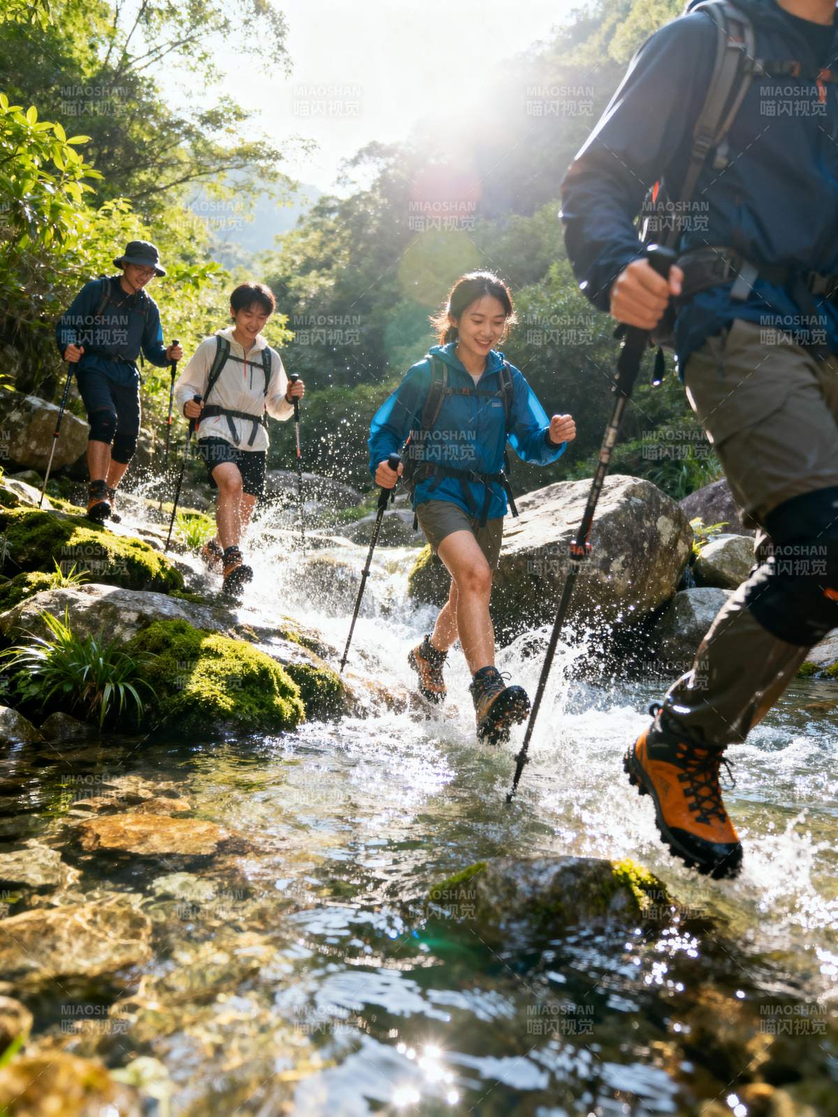 溪流徒步 乐享自然图片