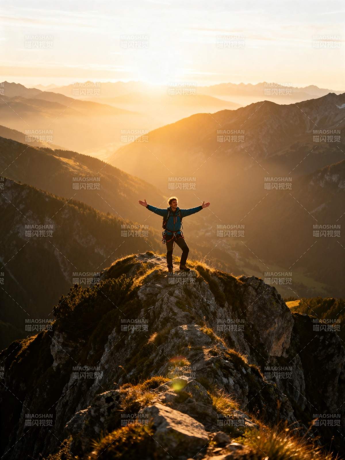 登顶巅峰 拥抱日出图片