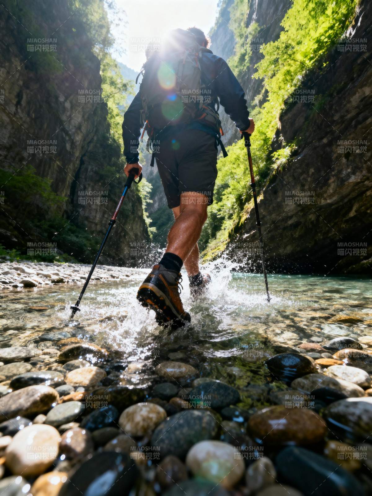 徒步穿越溪谷图片