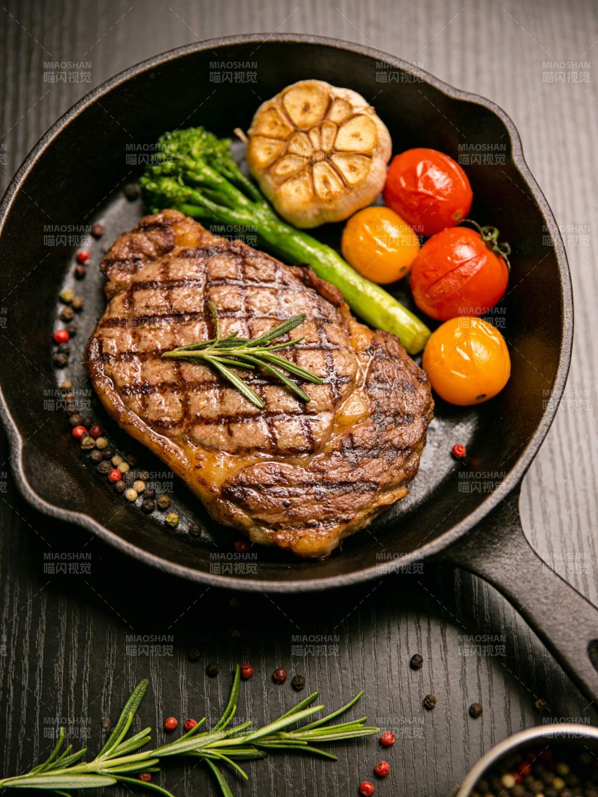香煎牛排配时蔬图片