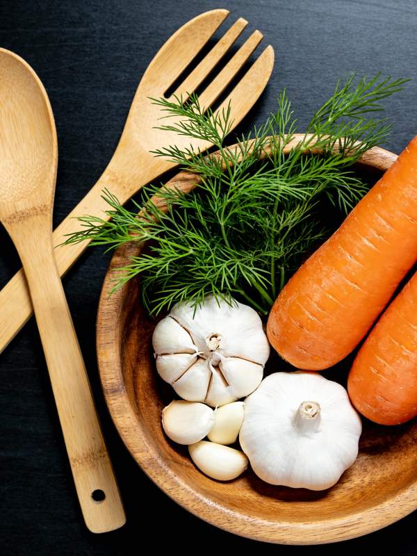 新鲜食材与木勺图片