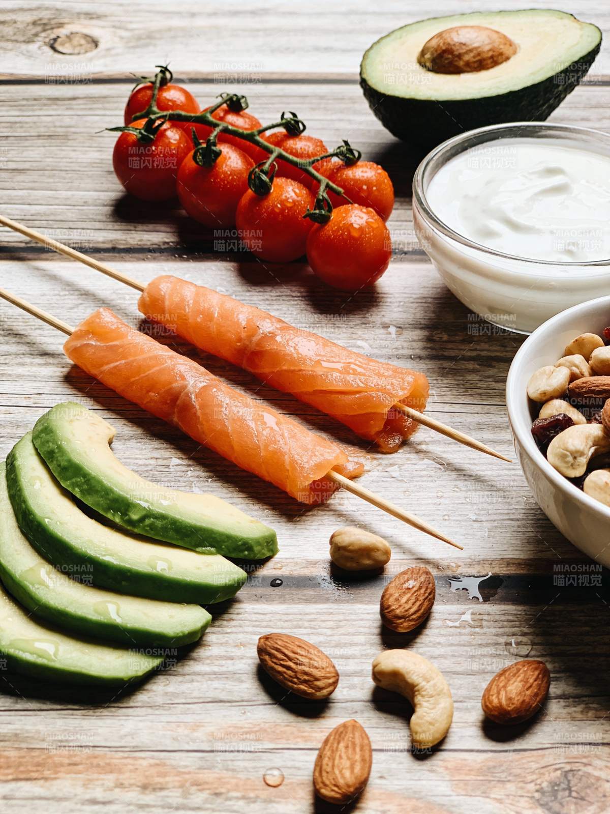 三文鱼卷配牛油果图片