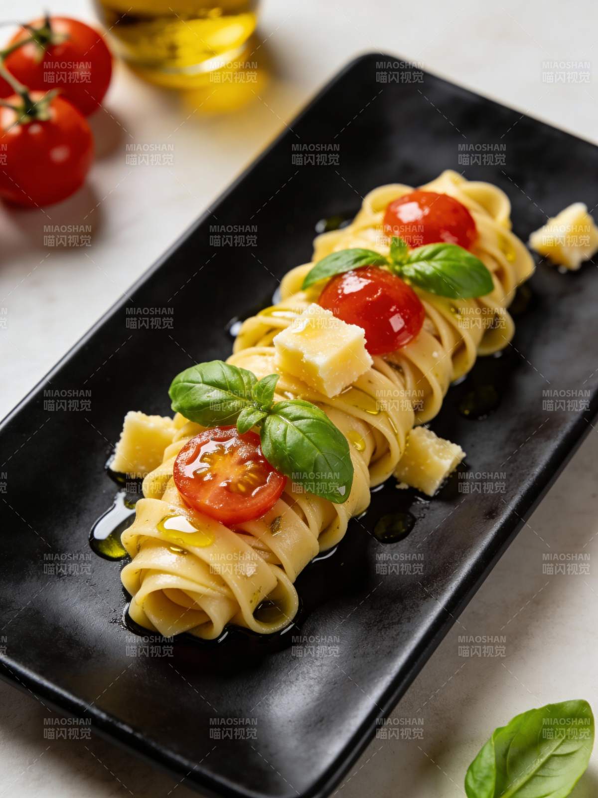 意面配番茄与罗勒图片