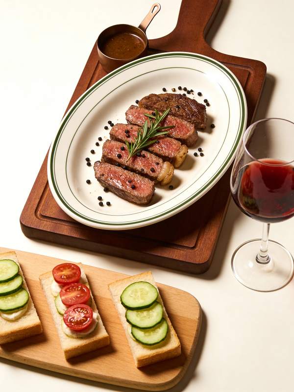 牛排配红酒与小食图片