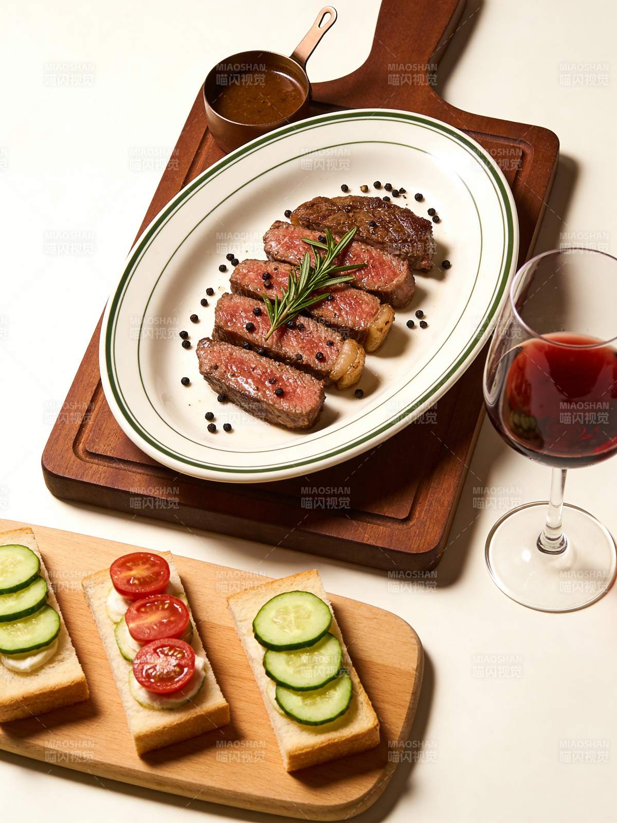牛排配红酒与小食图片
