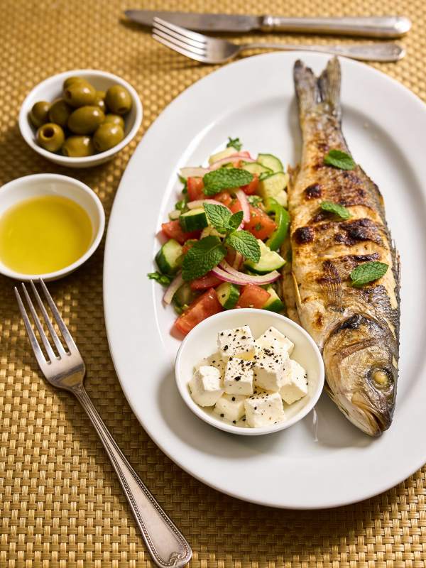 烤鱼配沙拉与奶酪图片