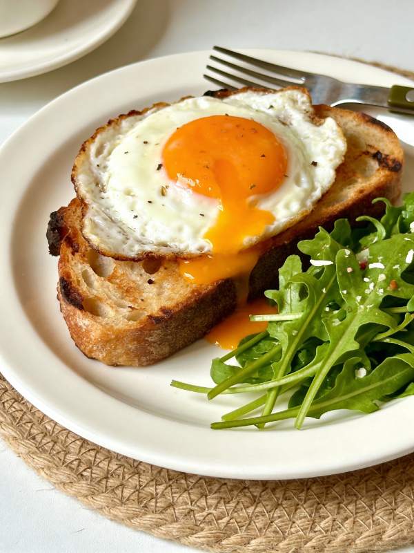 煎蛋吐司配生菜图片