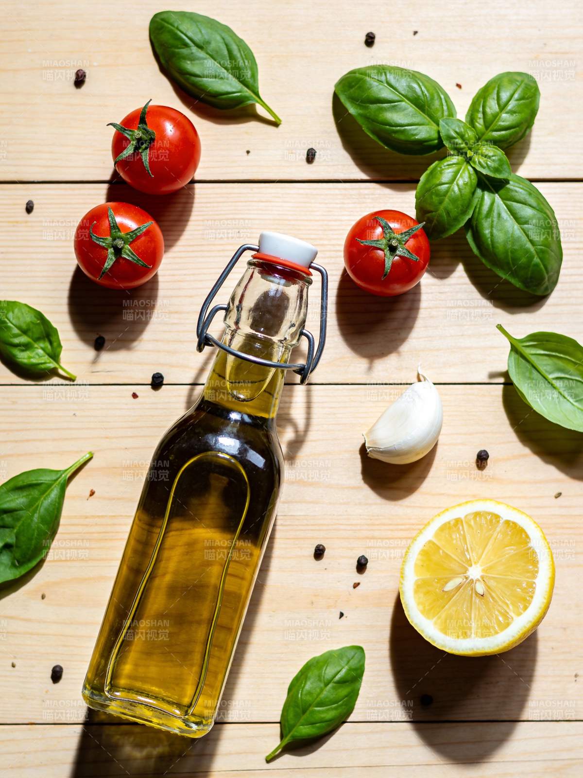 橄榄油与香草食材图片