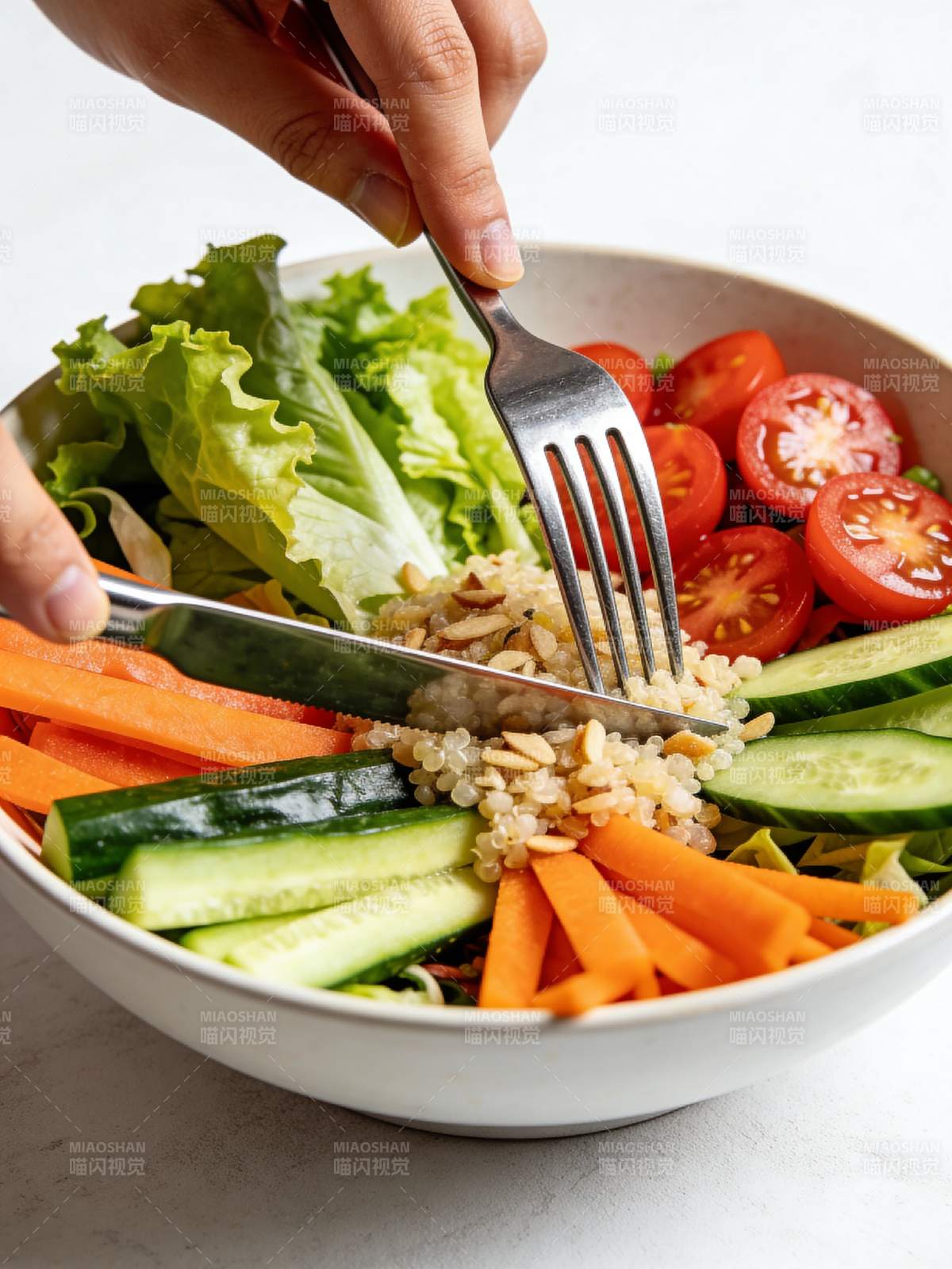 新鲜沙拉拌匀中图片