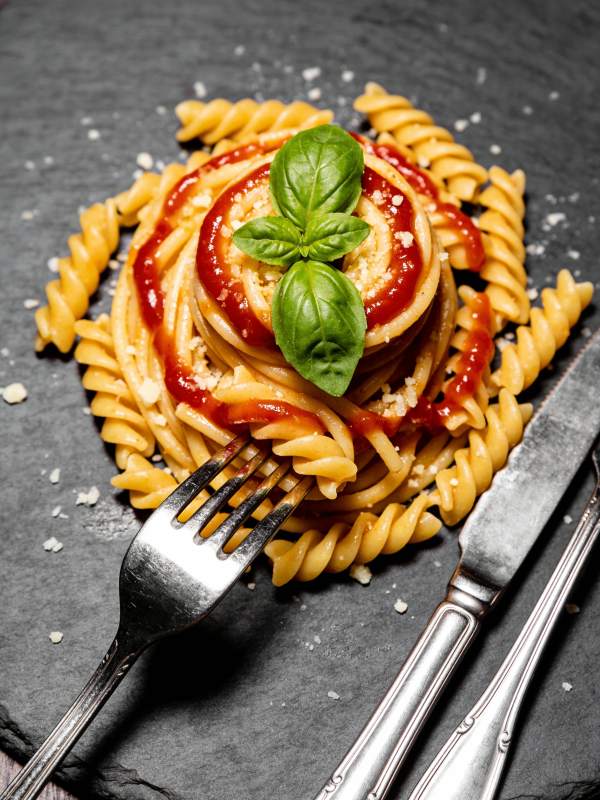 意面配罗勒与番茄酱图片