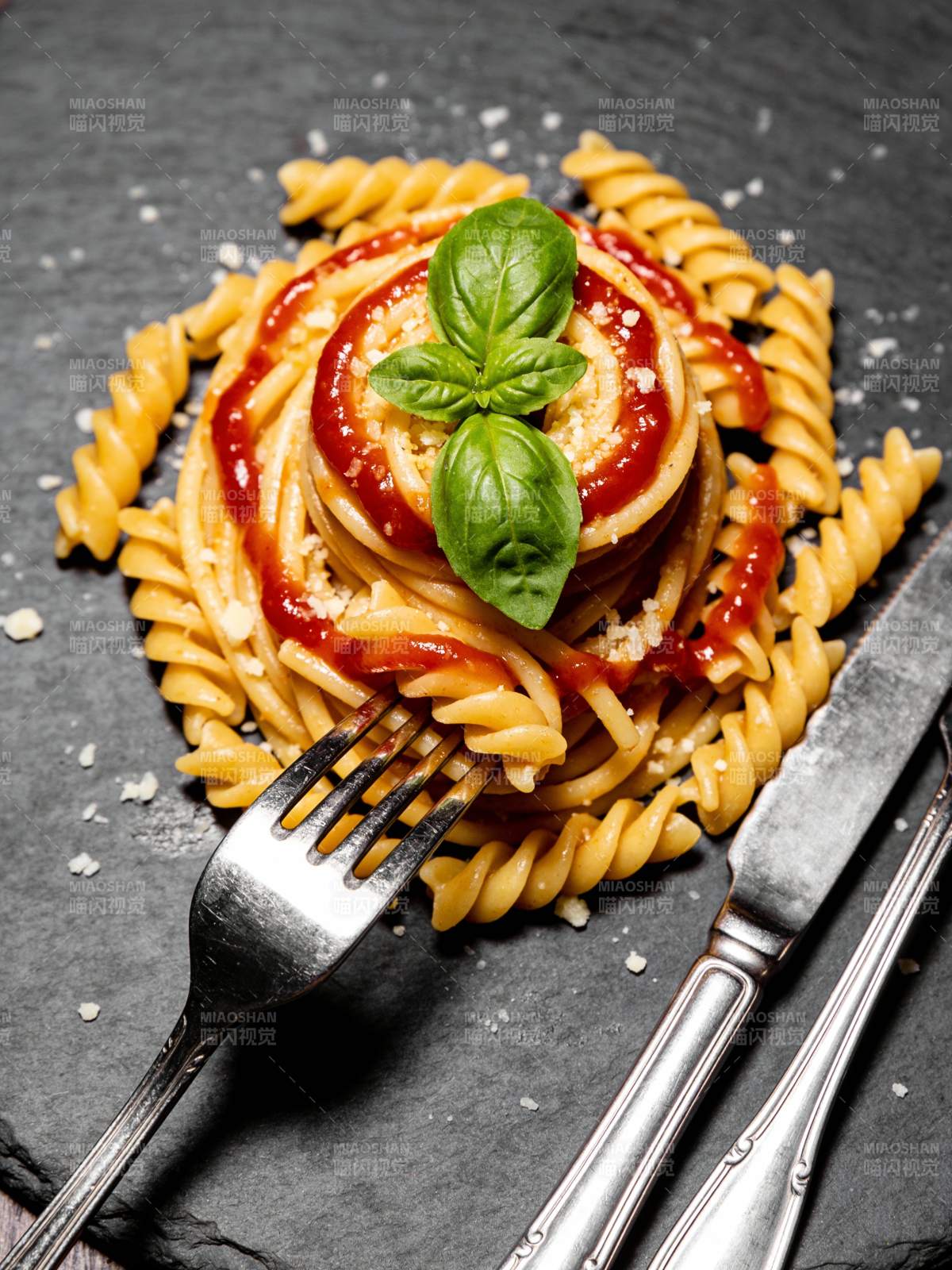 意面配罗勒与番茄酱图片