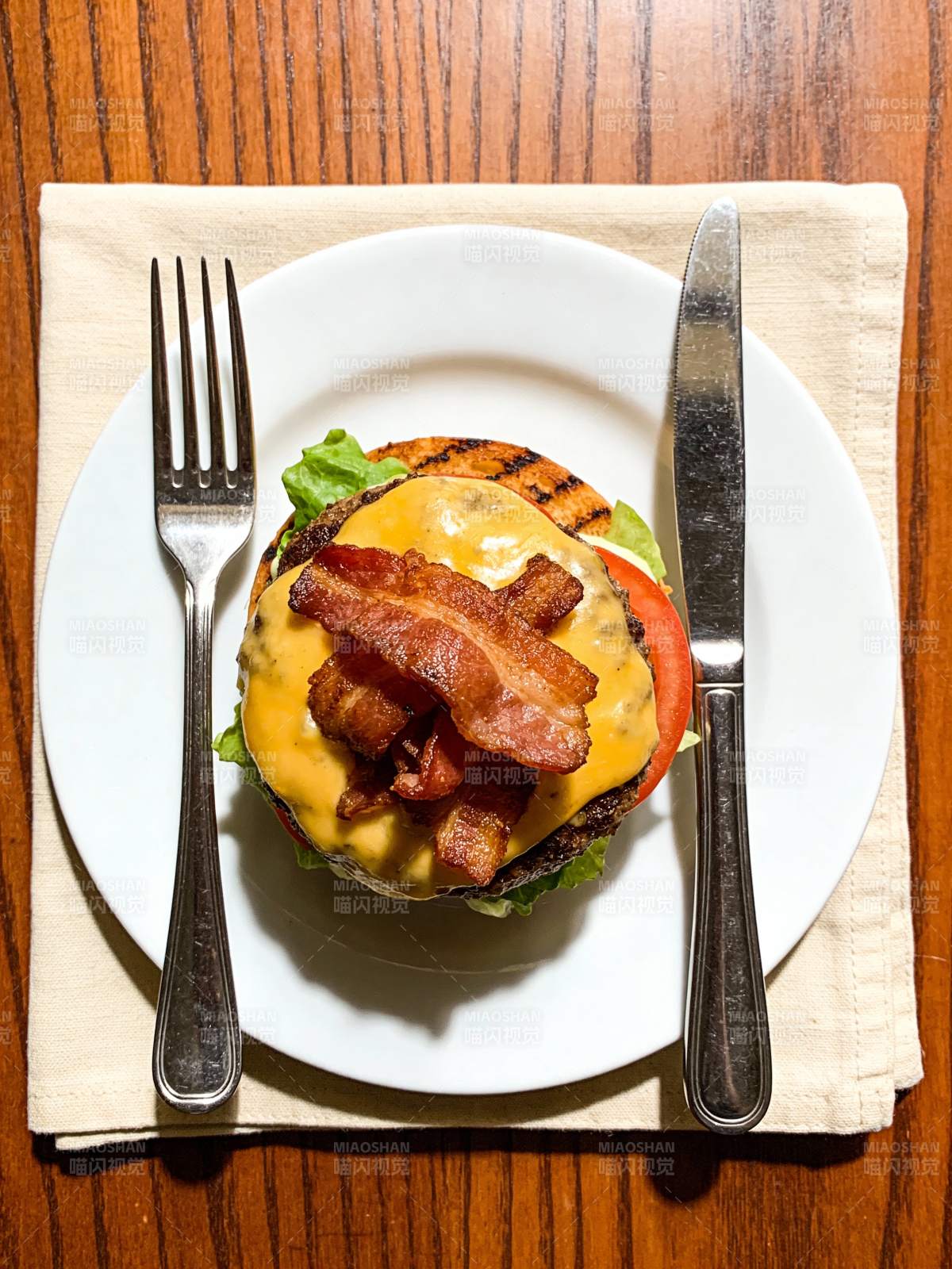 美味汉堡配培根图片