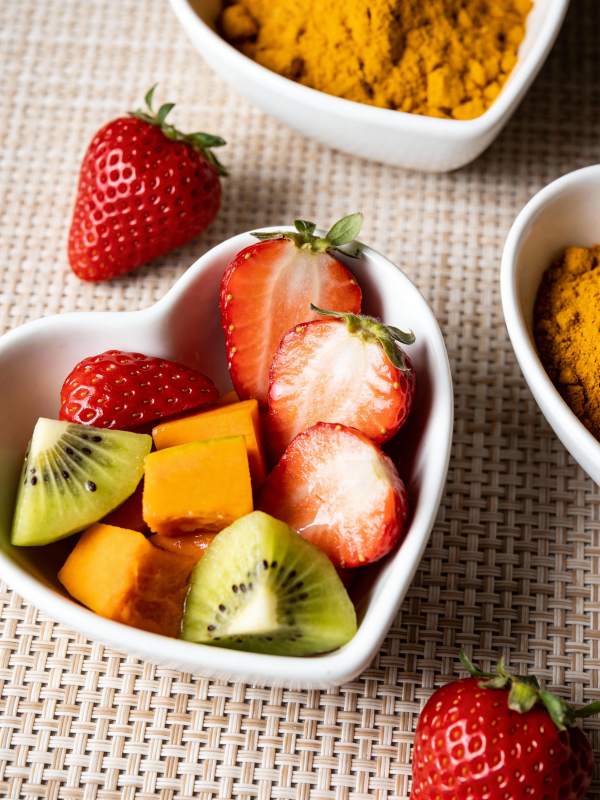 水果拼盘与姜黄粉图片