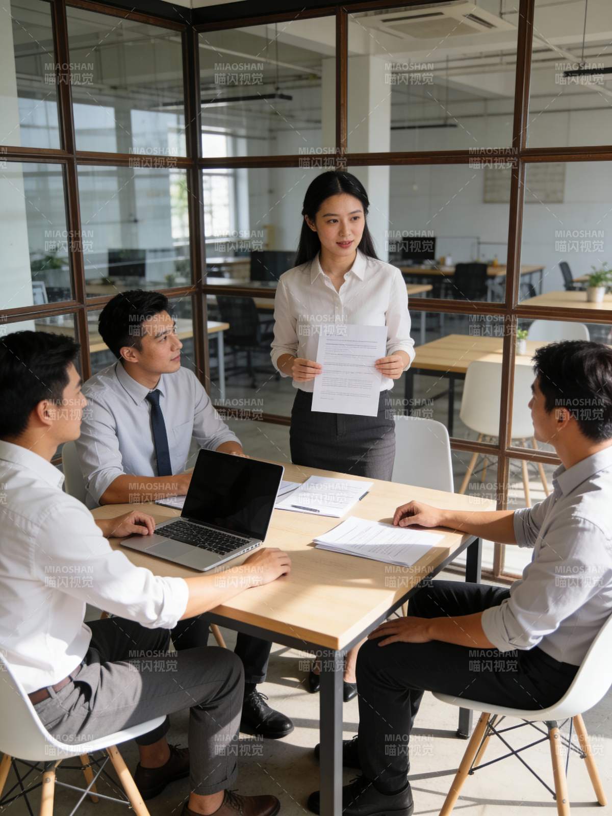职场会议讨论中图片