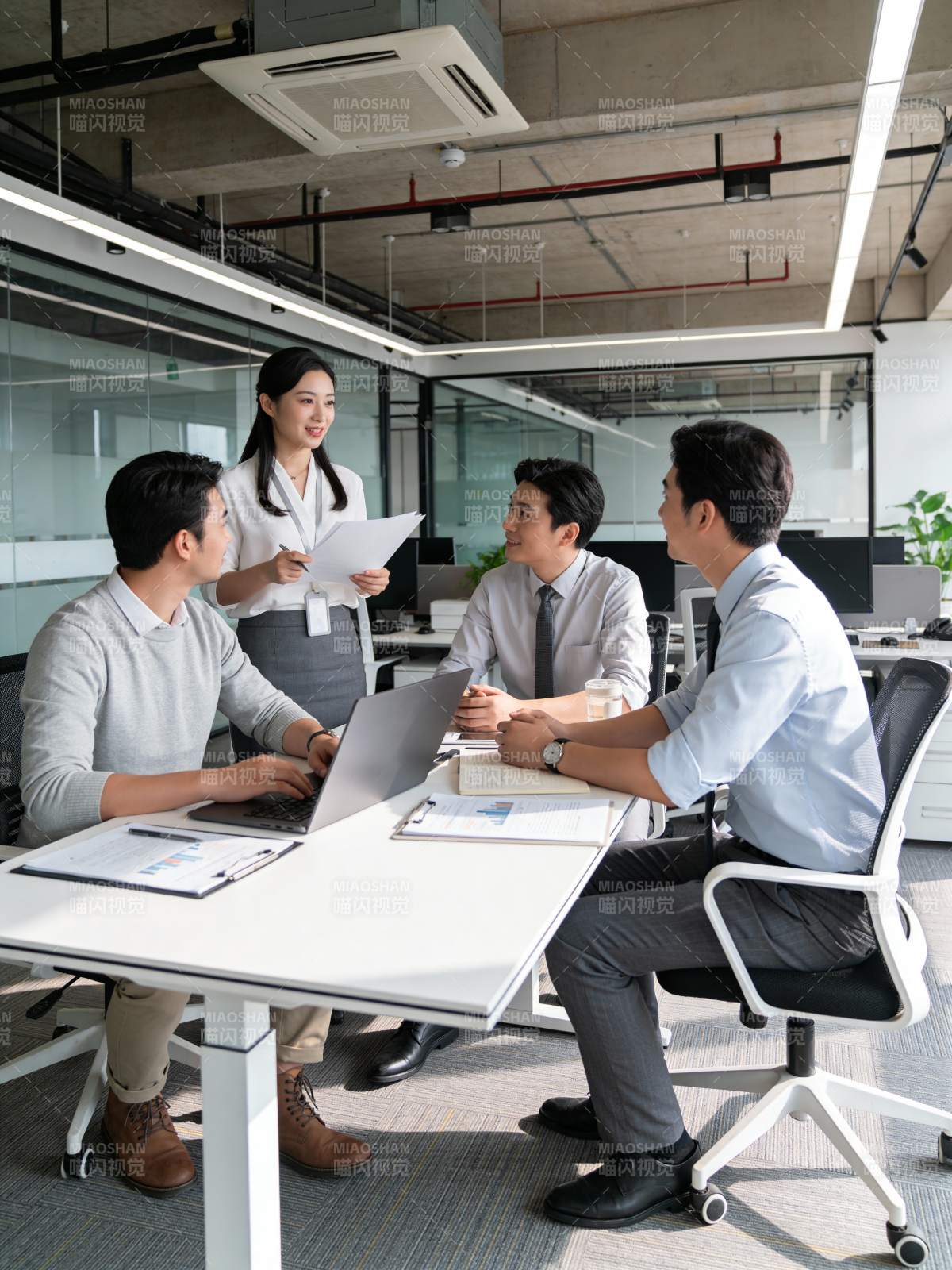 商务会议讨论中图片