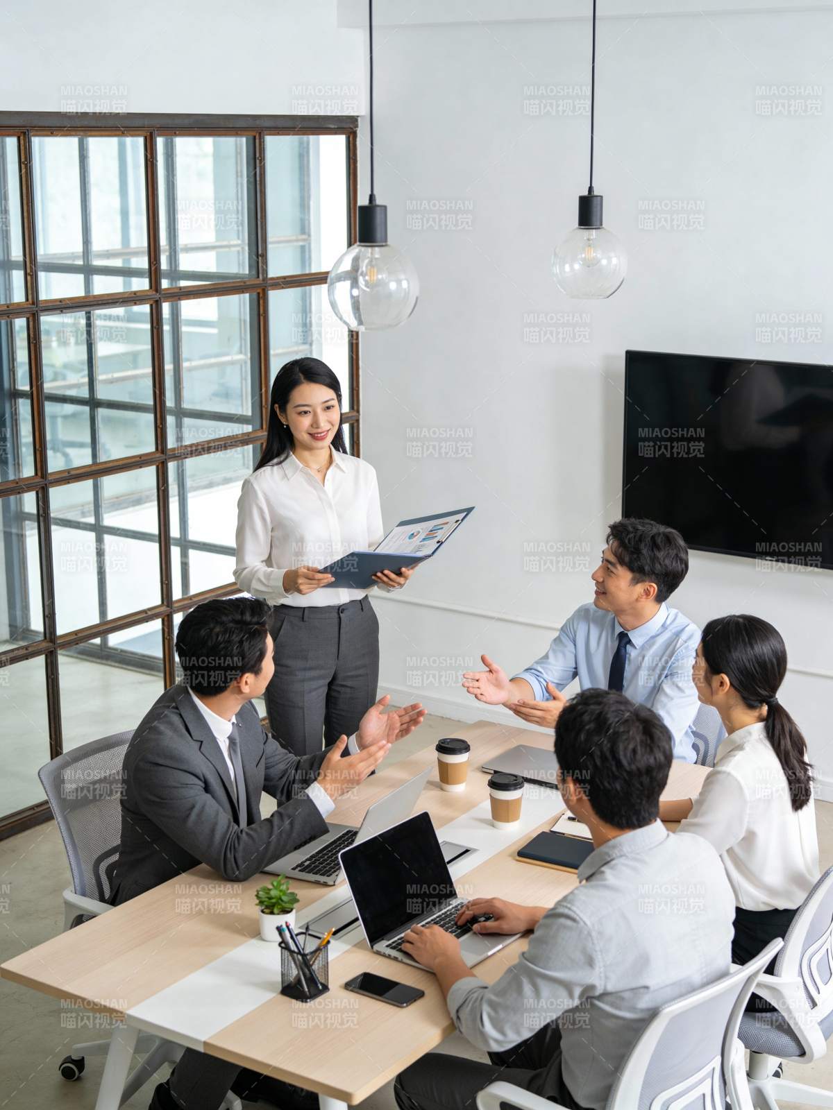 团队会议讨论中图片