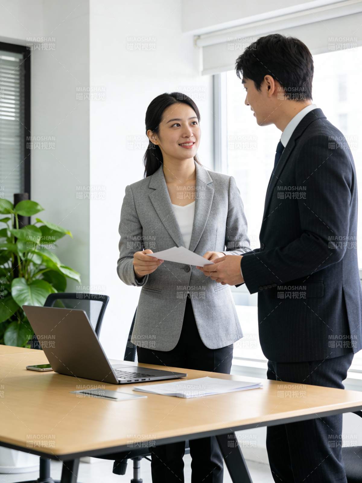 职场交流瞬间图片