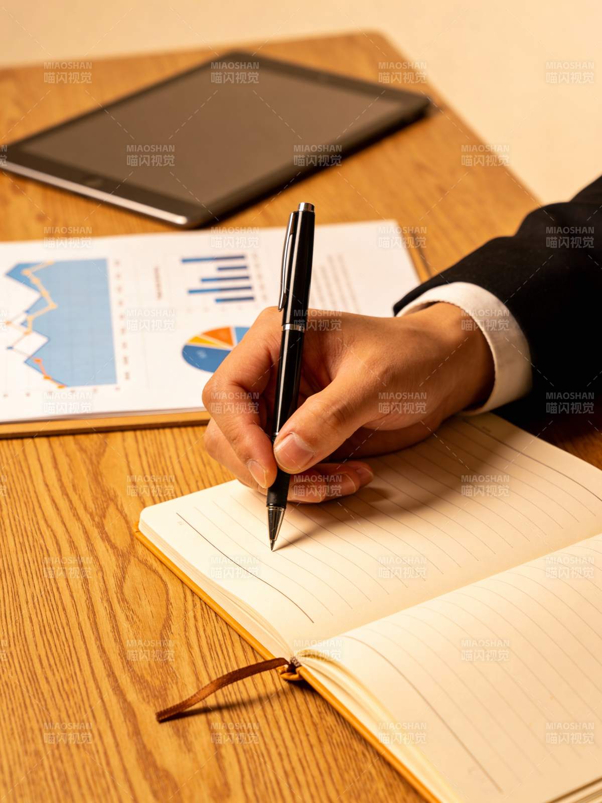 商务人士记录笔记图片