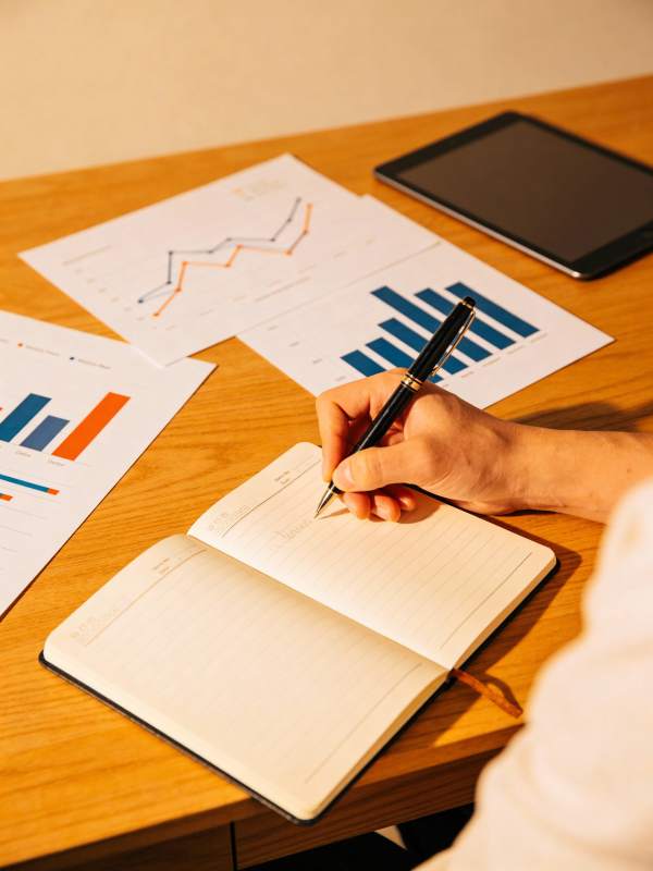 办公桌上的笔记与图表图片