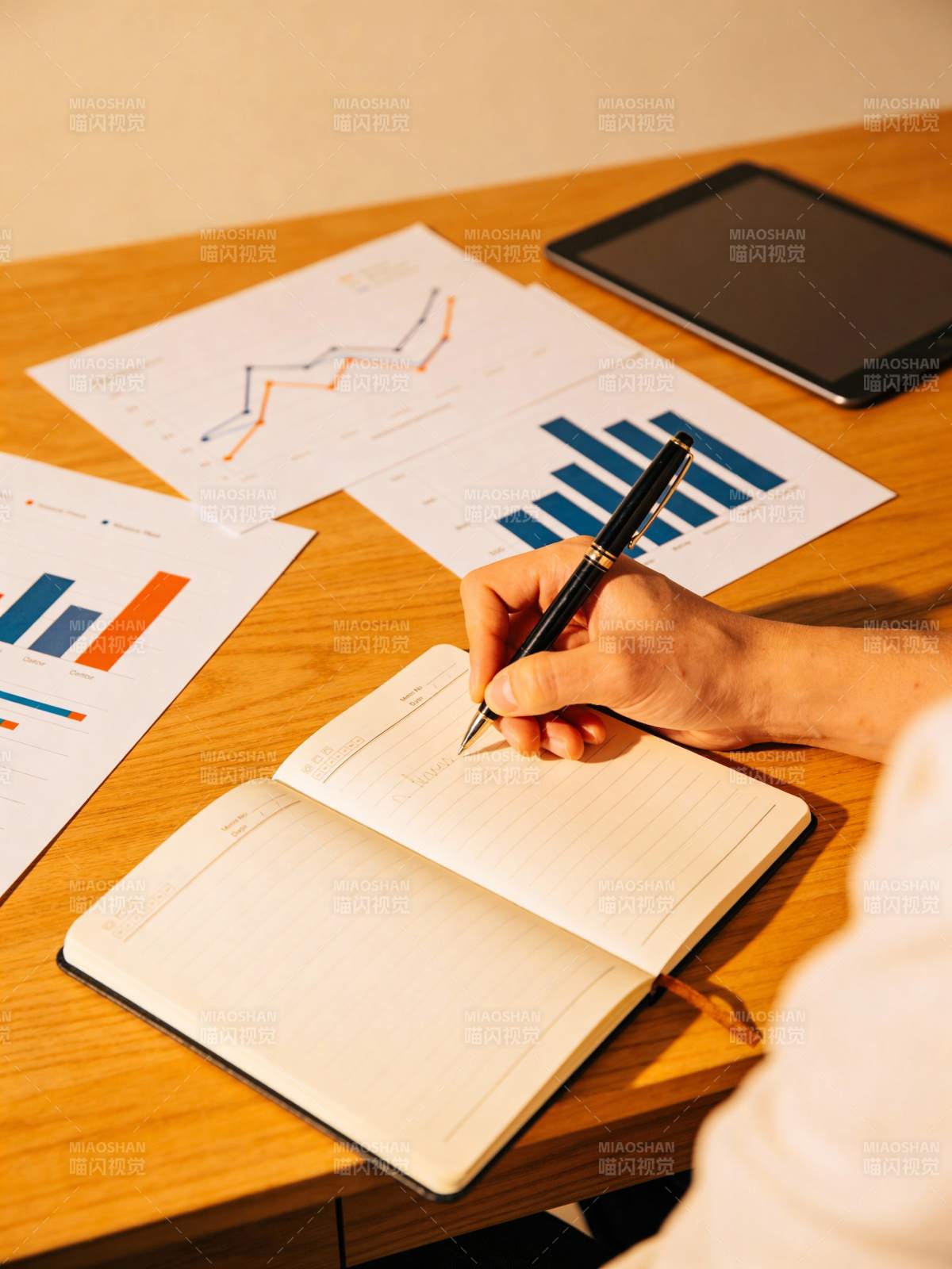 办公桌上的笔记与图表图片