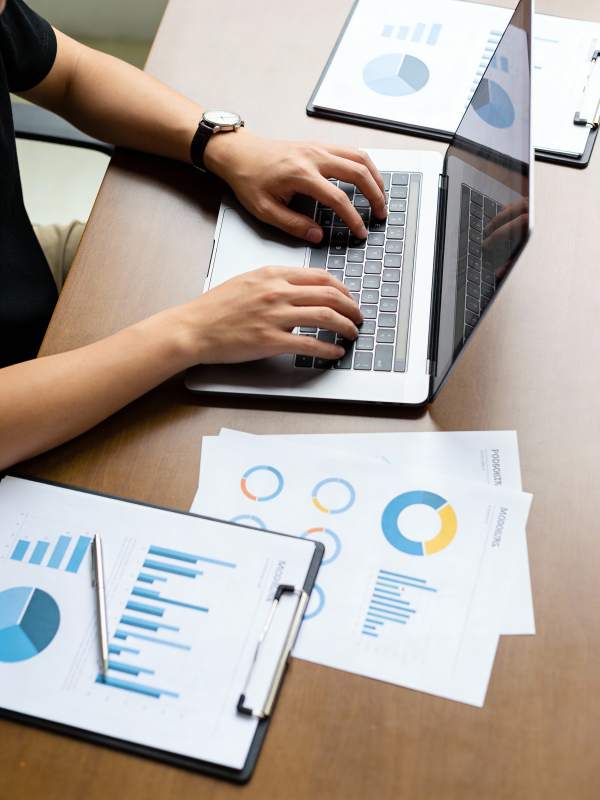 办公桌前专注工作图片