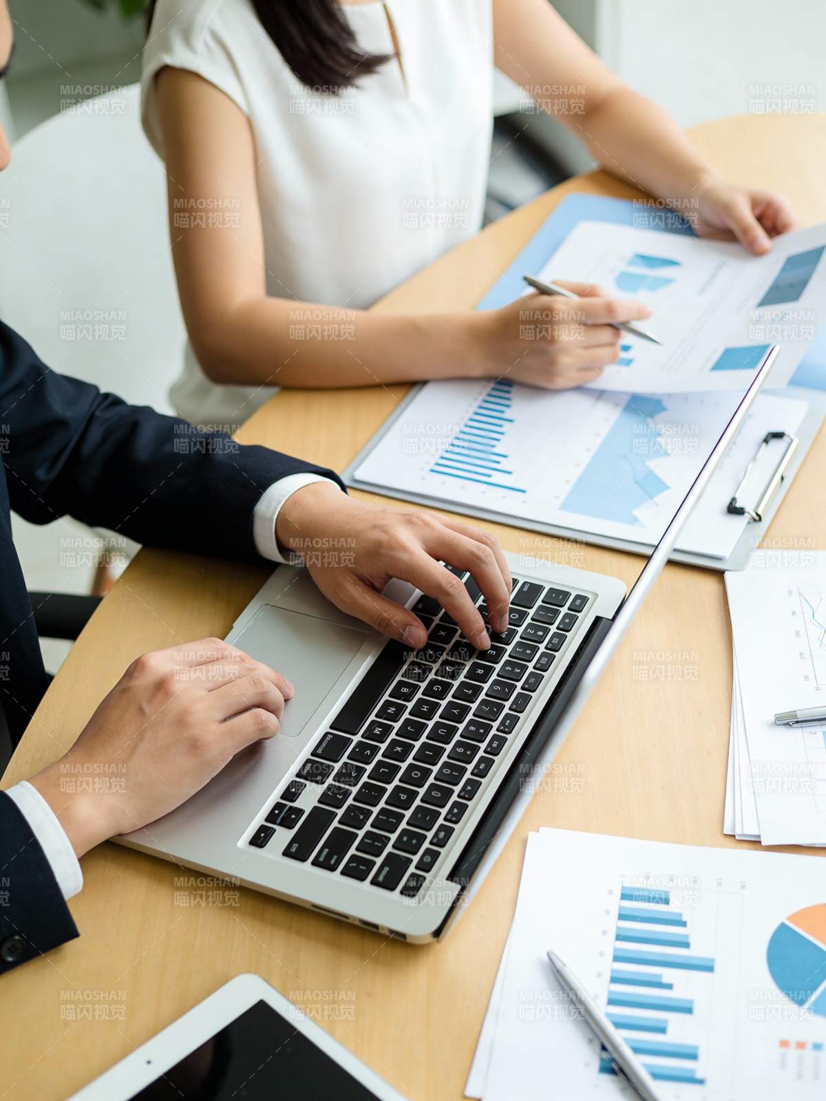 商务会议中分析数据图片