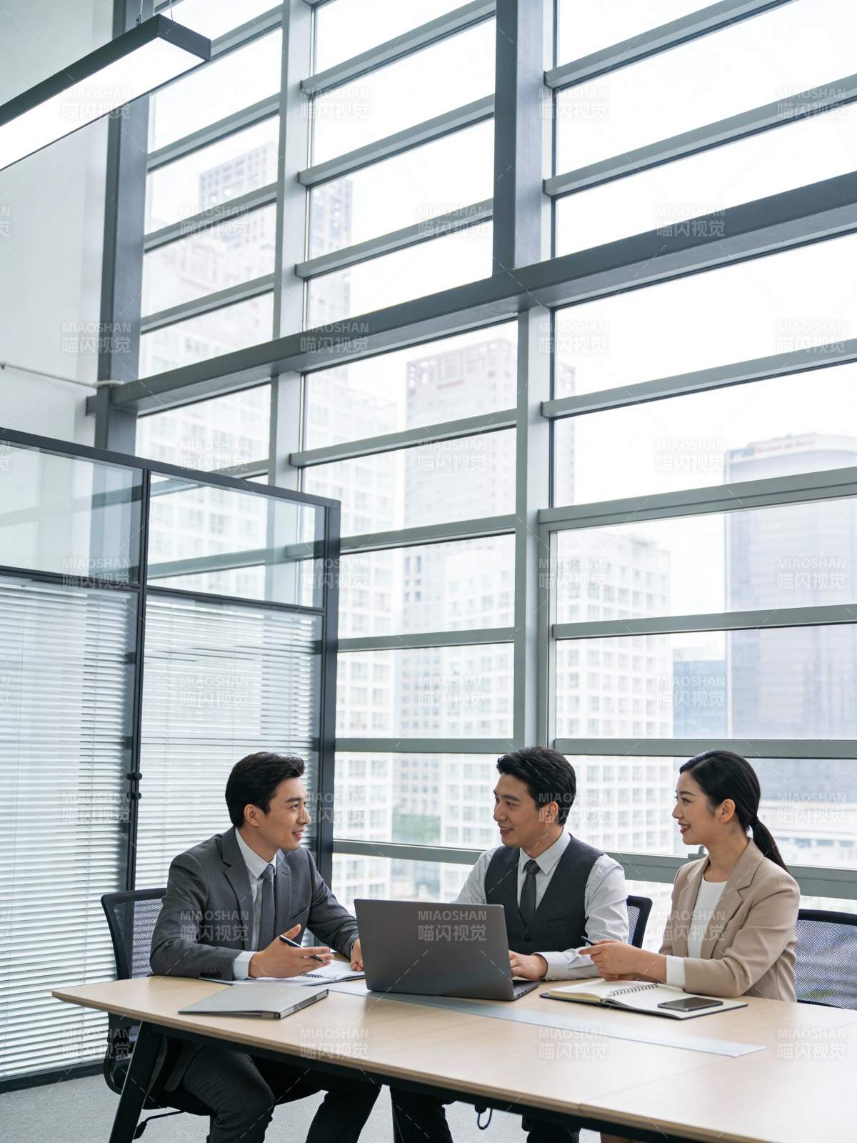 商务会议讨论中图片