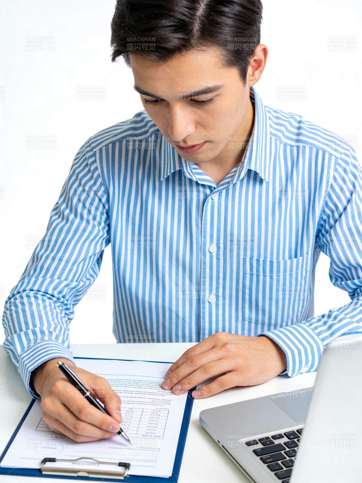 专注工作中的青年图片