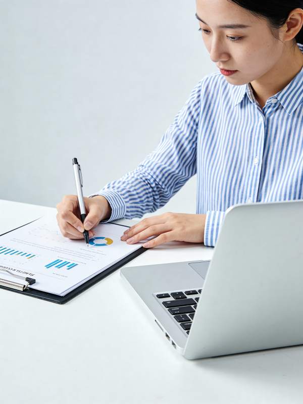 专注工作中的女性图片