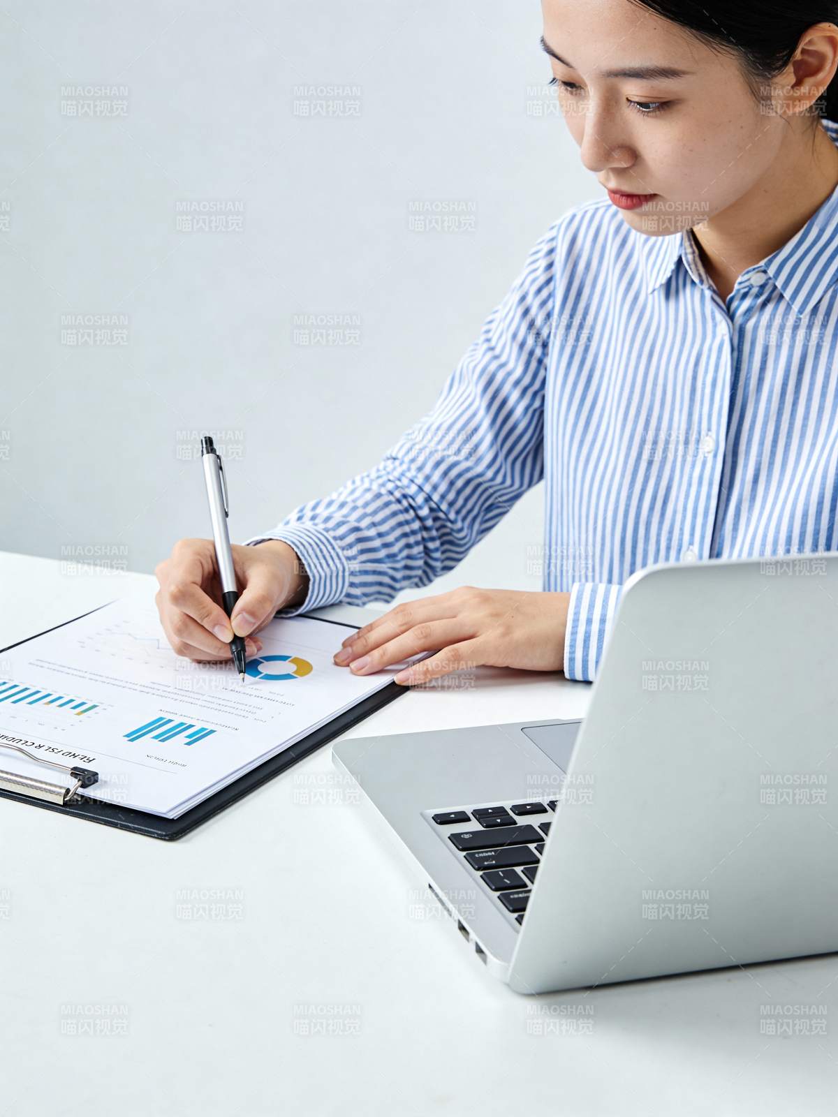 专注工作中的女性图片