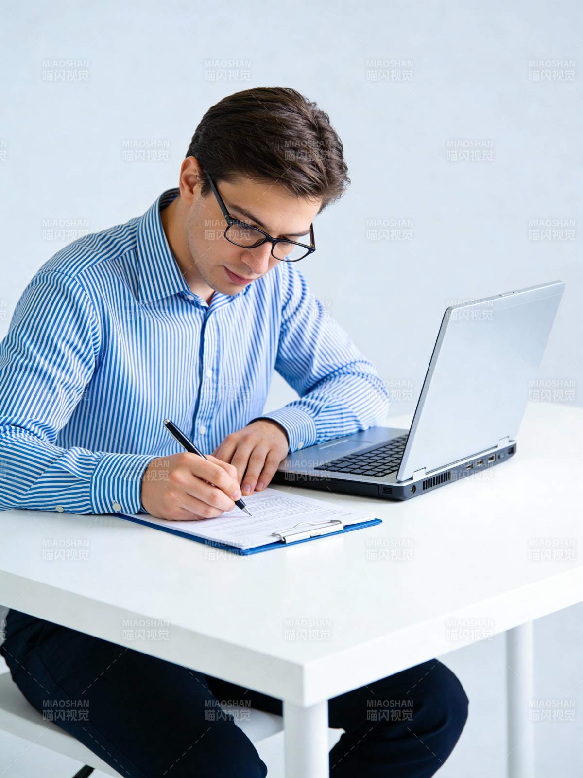 专注办公的青年图片