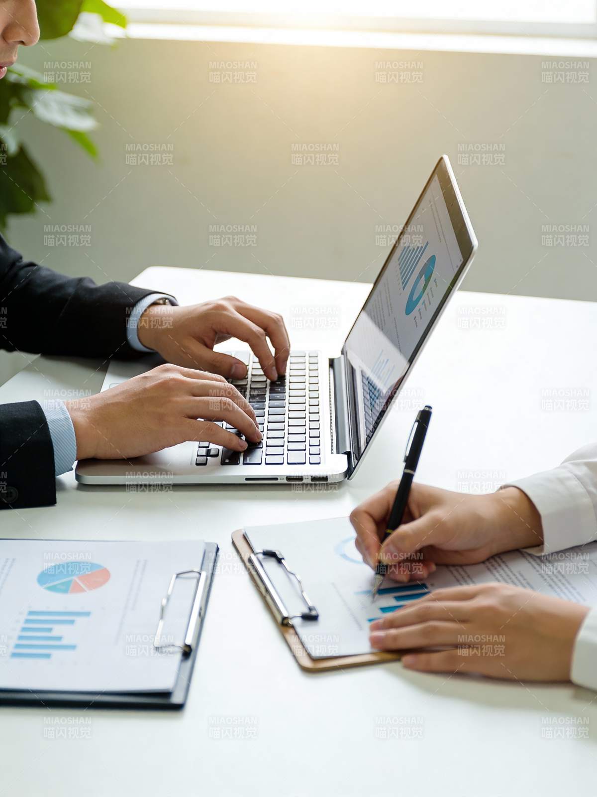 商务会议讨论中图片