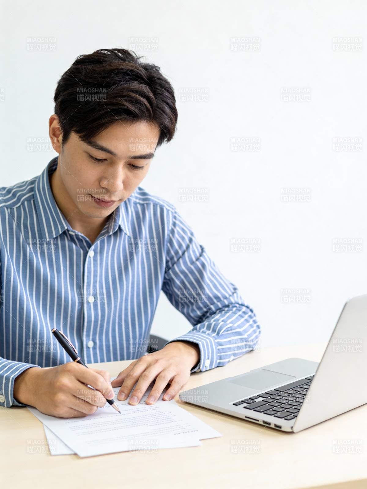 专注工作 认真书写图片