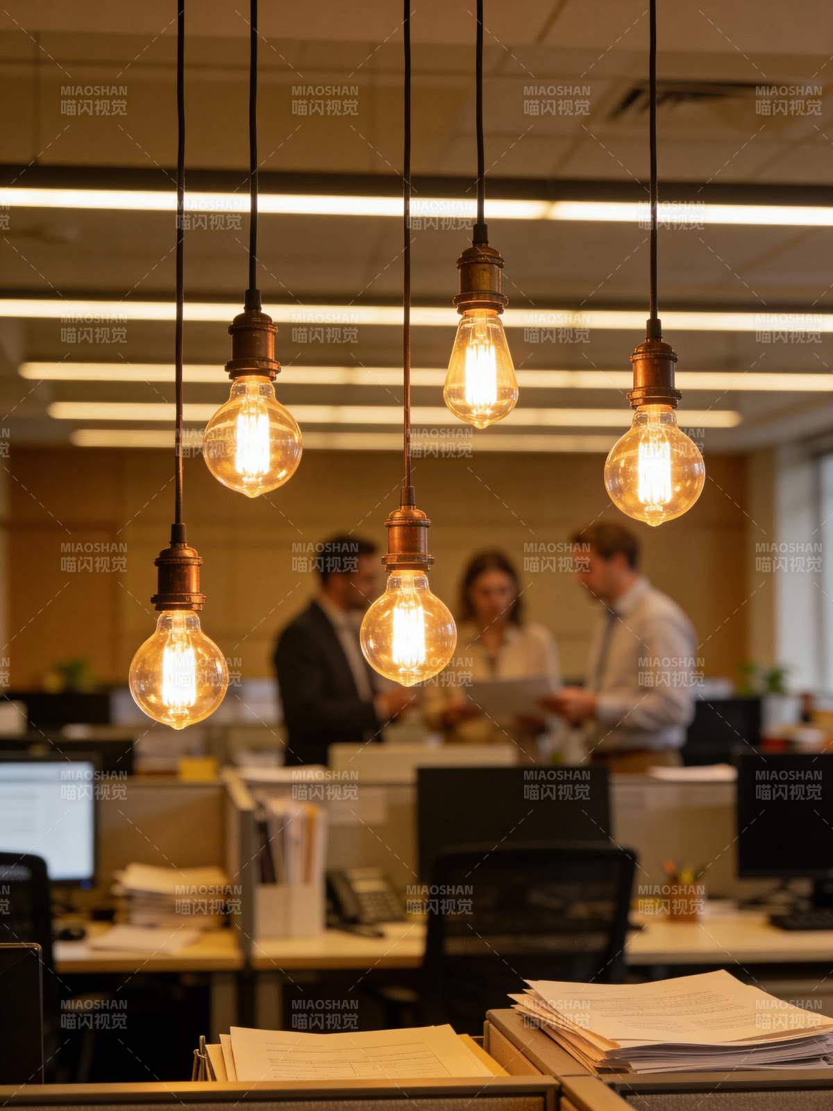 办公室的温暖灯光图片