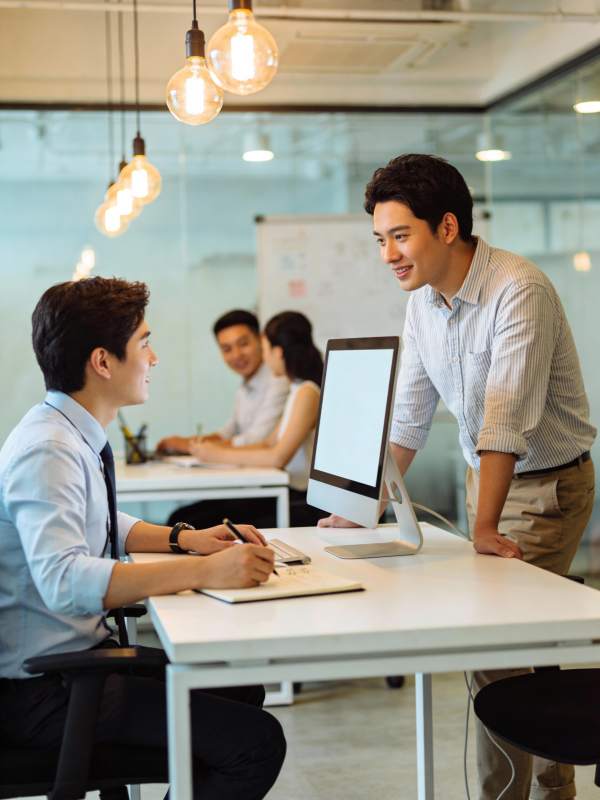 办公室协作交流图片