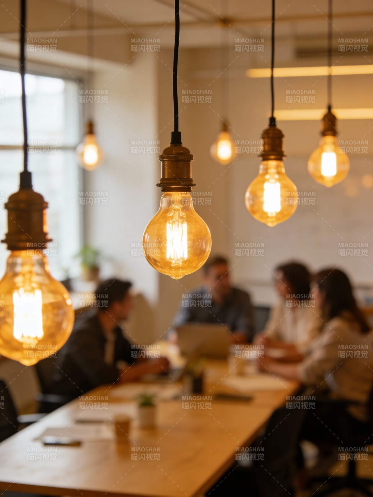 温暖灯光下的团队会议图片