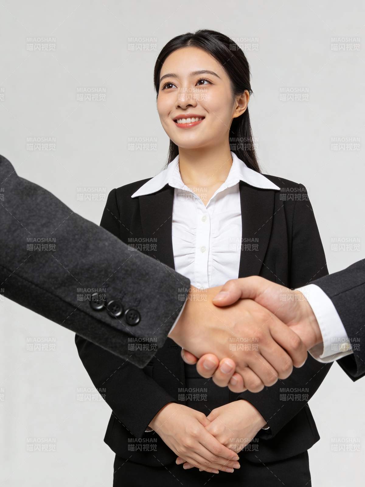 商务握手合作瞬间图片