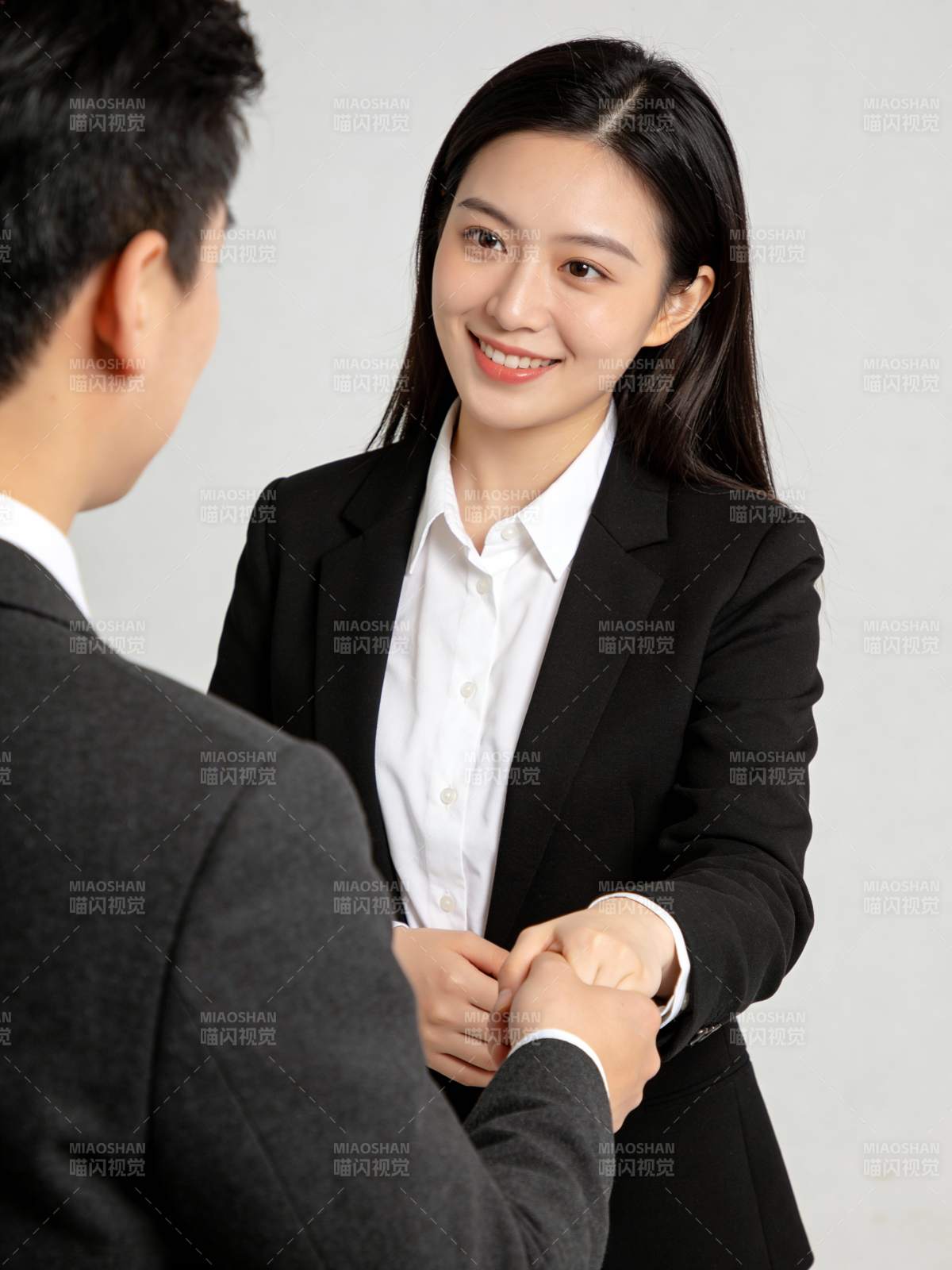 职场握手瞬间图片